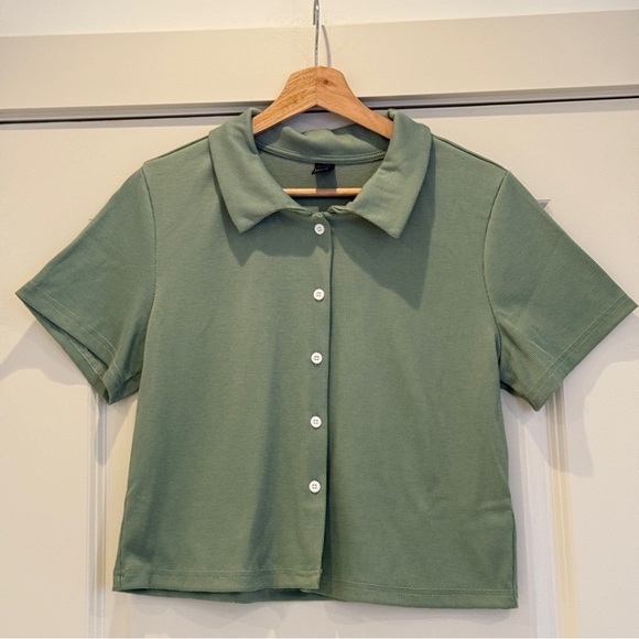 3/$15‼️ Trendy DAZY Green Cropped Button-Up Tee with Collar, Size L, Stretchy - Picture 6 of 14